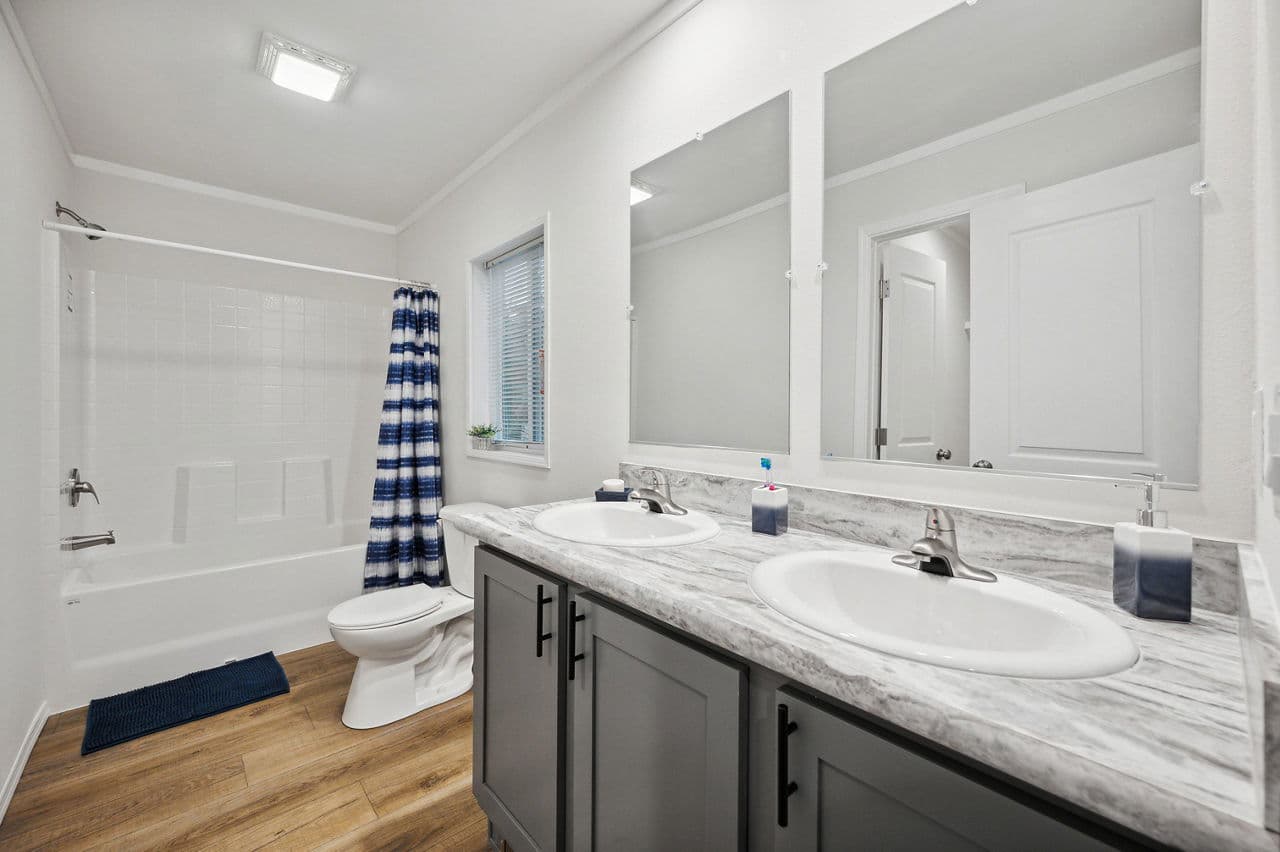 Bungalow 4400-6 (48x27) bathroom home features