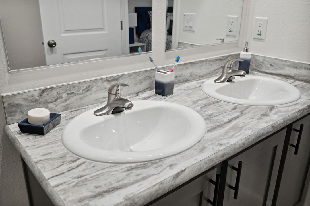 Bungalow 4400-6 (48x27) bathroom home features