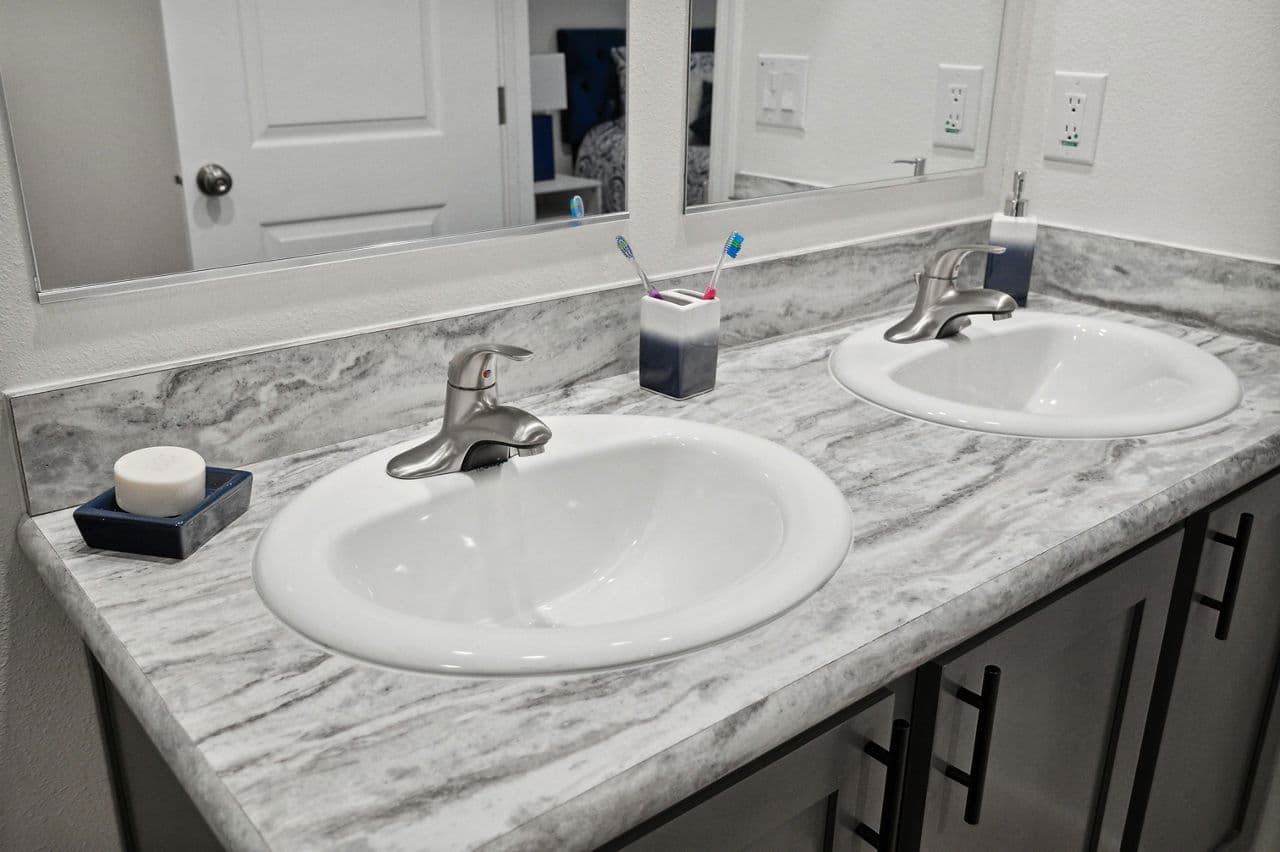 Bungalow 4400-6 (48x27) bathroom home features