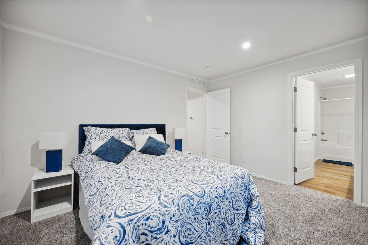 Bungalow 4400-6 (48x27) bedroom home features