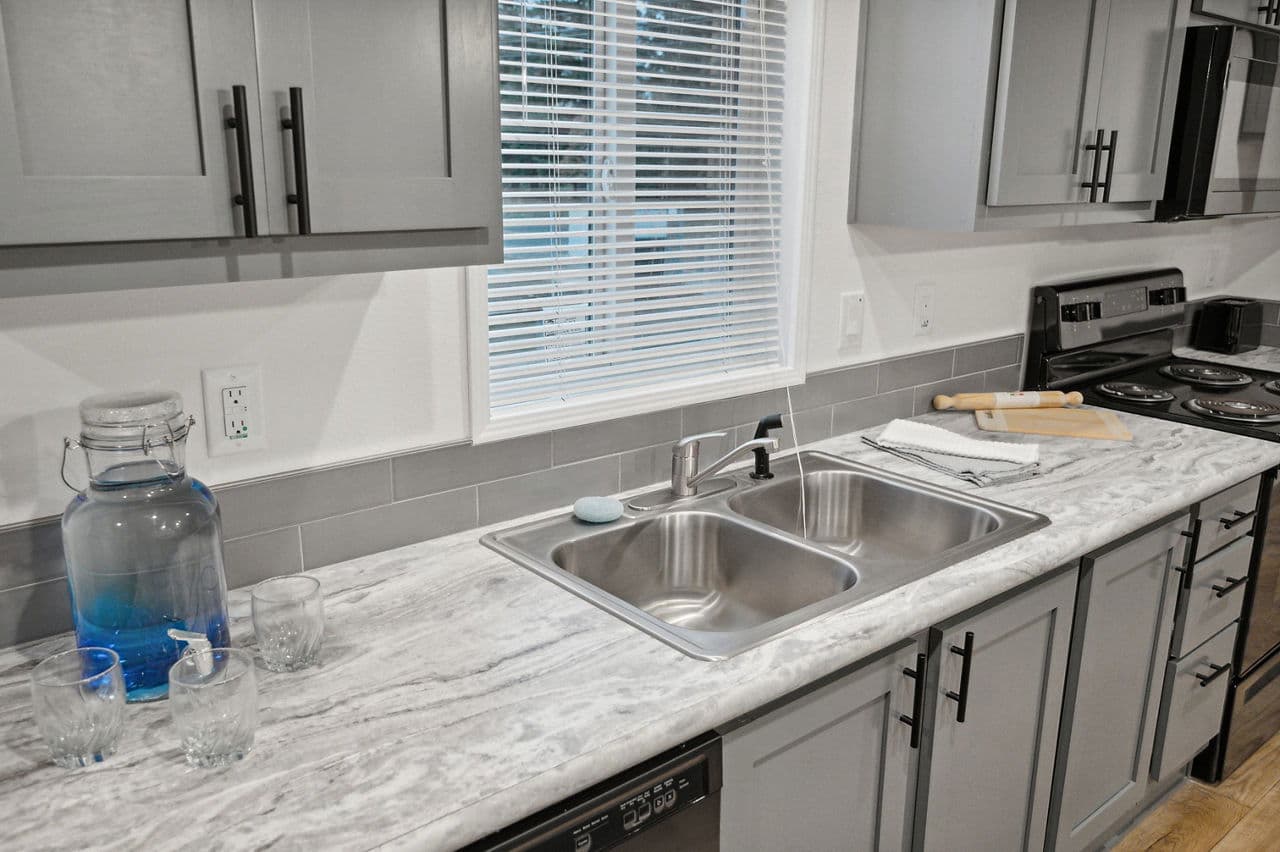 Bungalow 4400-6 (48x27) kitchen home features