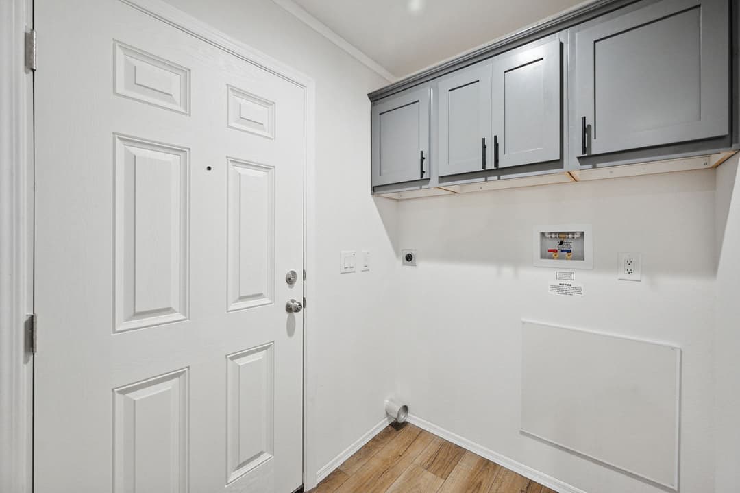 Bungalow 4400-6 (48x27) interior home features