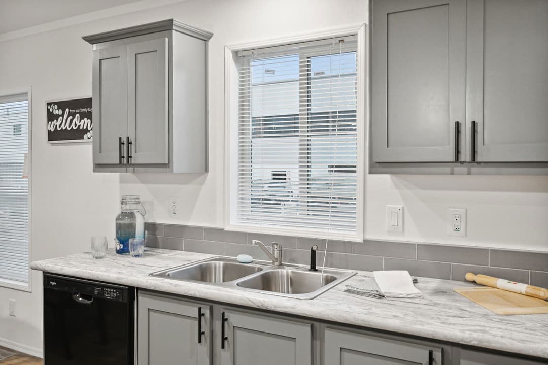 Bungalow 4400-6 (48x27) kitchen home features