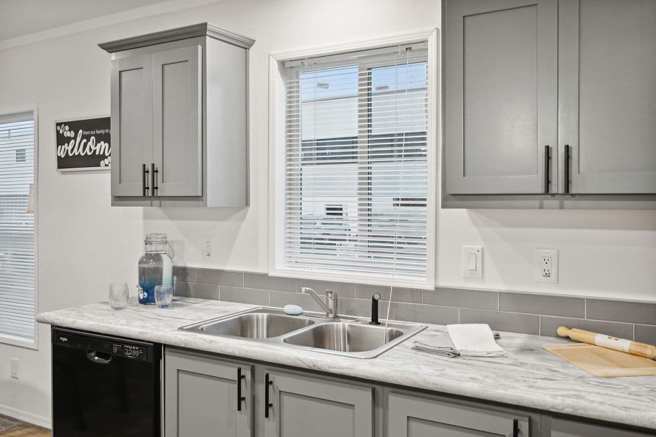 Bungalow 4400-6 (48x27) kitchen home features