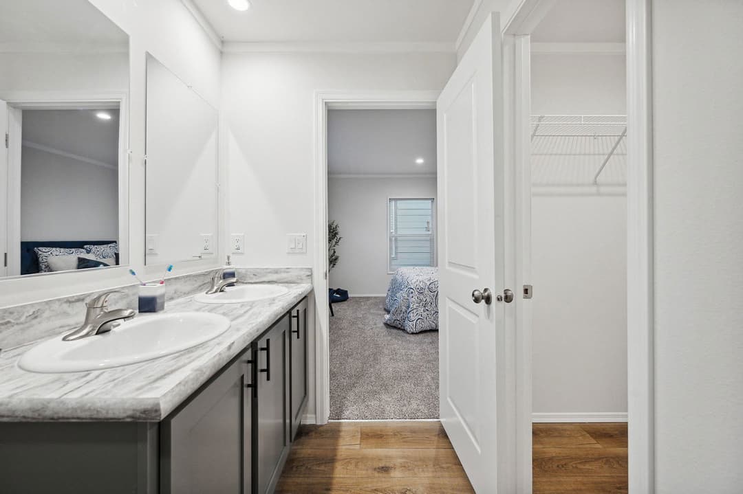 Bungalow 4400-6 (48x27) bathroom home features